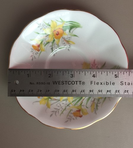 Royal Albert Saucer Friendship Yellow Daffodil 5.5" Bone China England Gold Rim - Picture 2 of 6