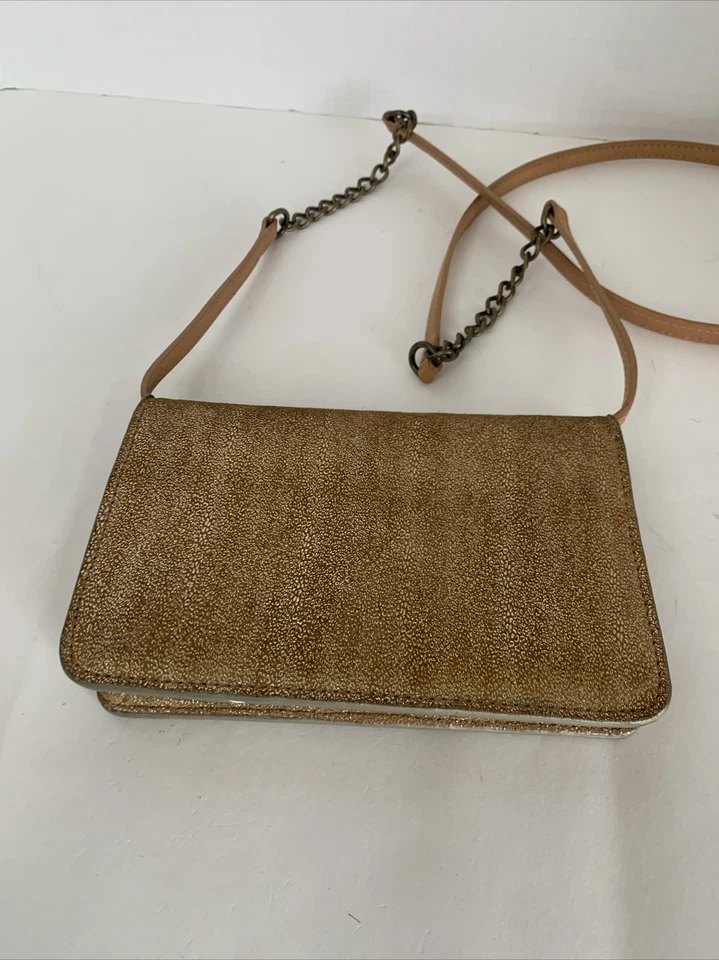 Bolso sin asas cruzado Ugg de cuero brillante Foto 4 de 4