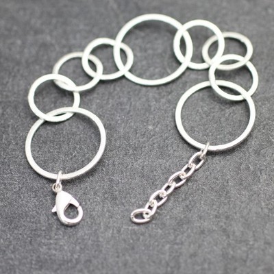 Armband aus satinierten Ringen, 925 Silber Beschichtung
