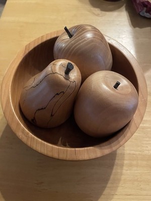 AUSVERKAUF  EIBENHOLZ GEDRECHSELT HANDWERKLICH KLEINE Obstschale und Obst signiert M Emmy?