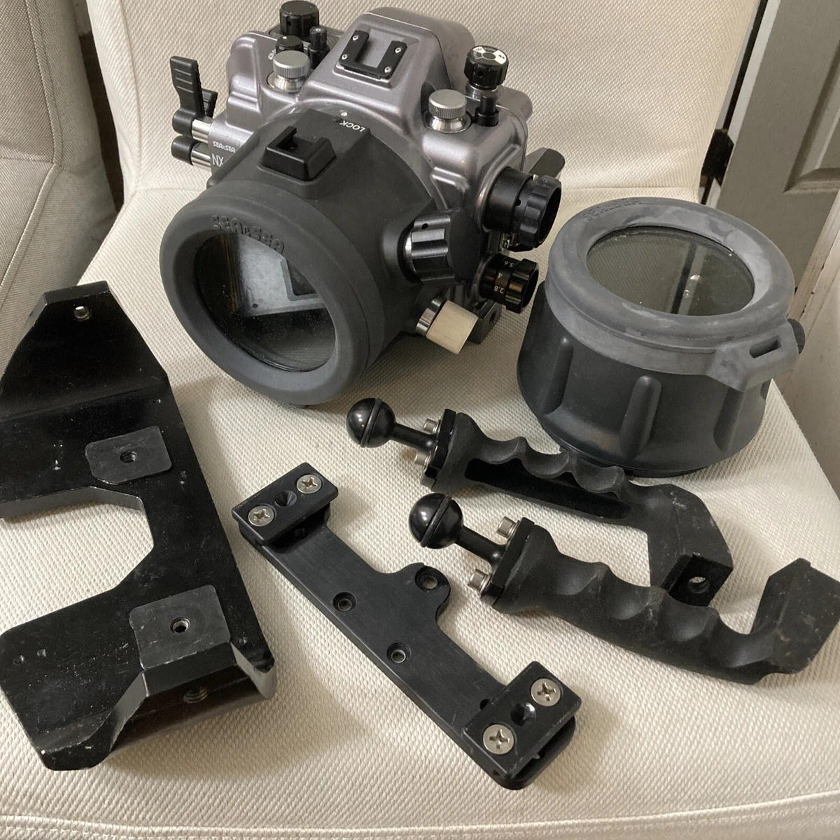 SEA & SEA NX-90Z UNDERWATER 35MM CAMERA HOUSING WITH 2 LENS COVERS -  EXCELLENT