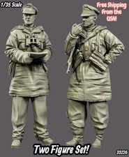 1/35 Resin Figure German Officers w Pipe  Map In Winter Dress Model Kit 33226