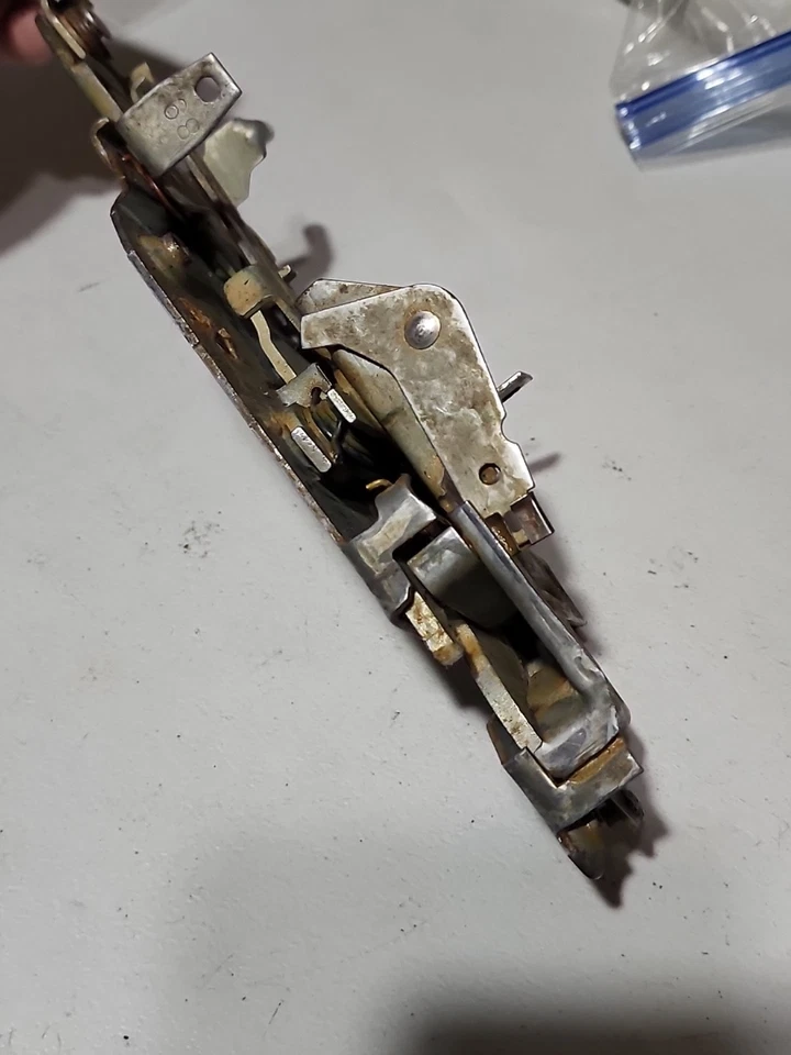 Chevrolet Oldsmobile 1968 4 puertas delantero izquierdo nuevo pestillo de puerta GM NOS OEM pieza  Foto 3 de 4