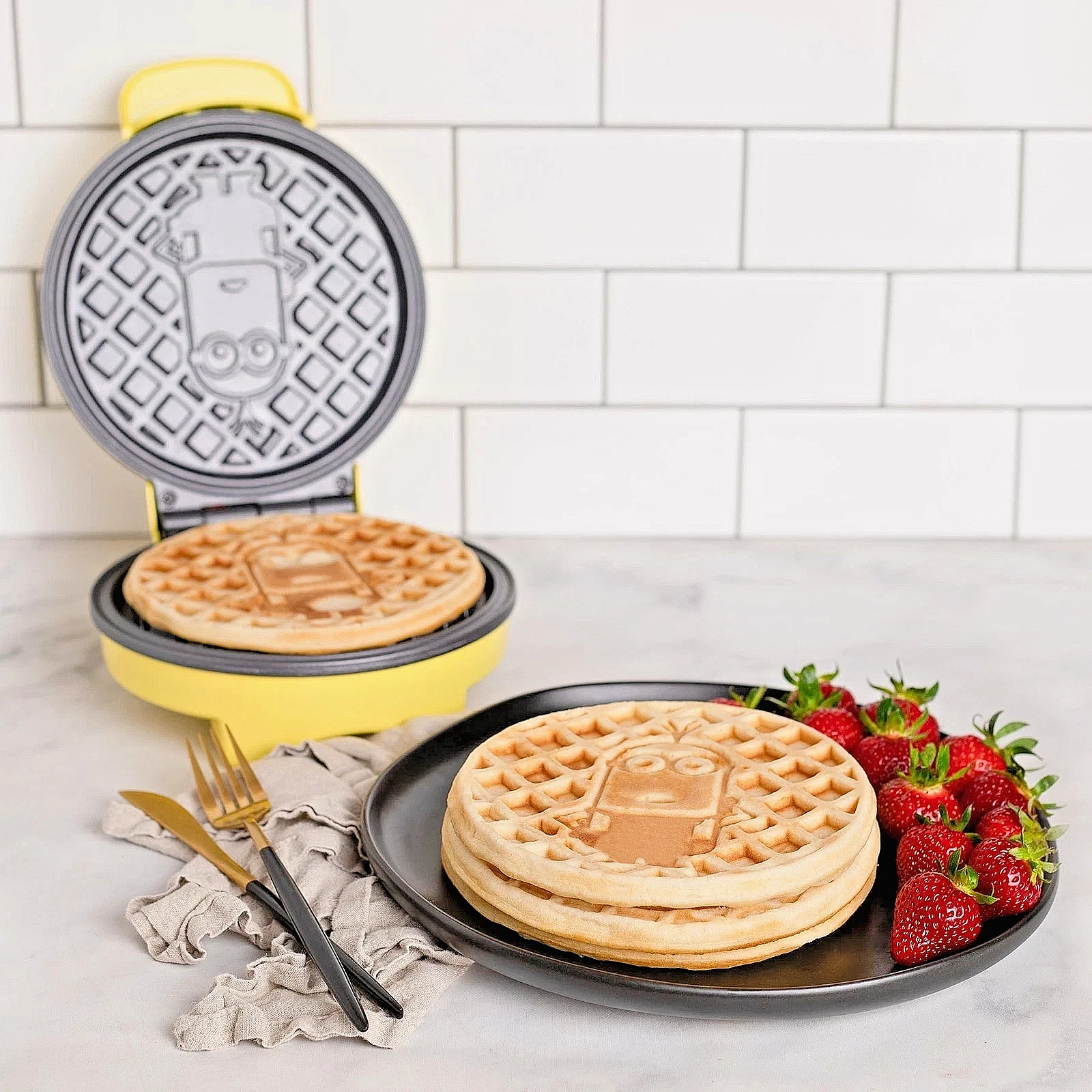 Uncanny Brands Minions Waffle Maker - Thumbnail 4