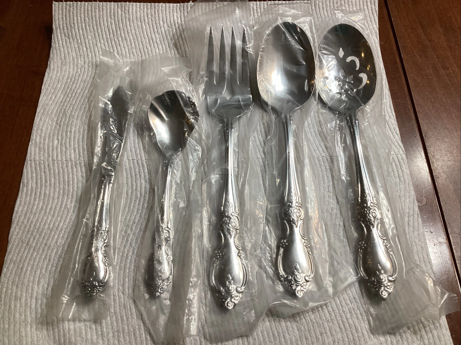 Oneida Louisiana Serving Pieces Community Stainless Flatware, Set of 5
Opens in a new window or tab