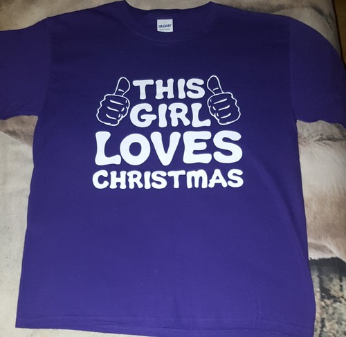 MAGLIETTA GRATTY LITTLE BUGIARDI 'THIS GIRL LOVES XMAS'☆VIOLA☆GILDAN☆BNWOT☆Vedi foto☆