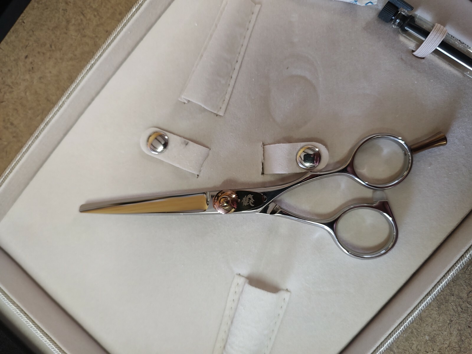 Kamisori Beauty Serenity 5.5" Shear w/ Case Razor Sharp Edge Cuts