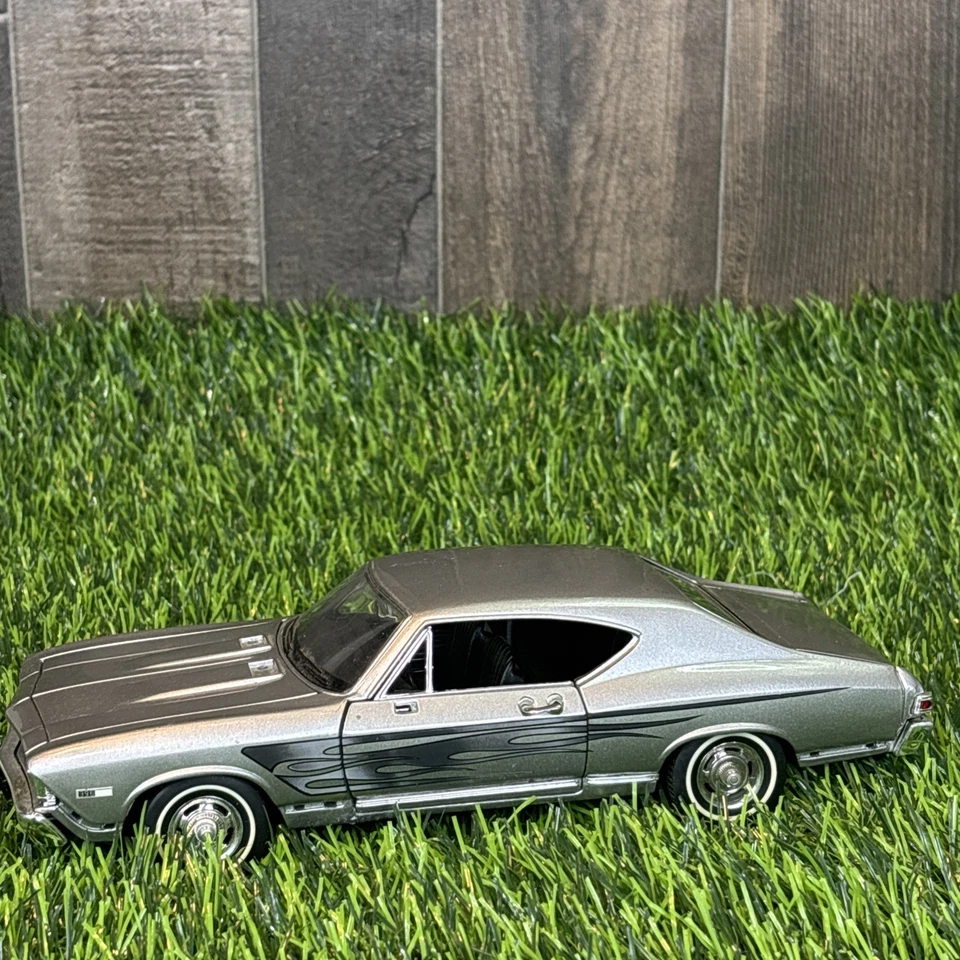 Chevrolet Chevelle SS396 1:24 modelo diecast de Welly Silver Foto 4 de 4