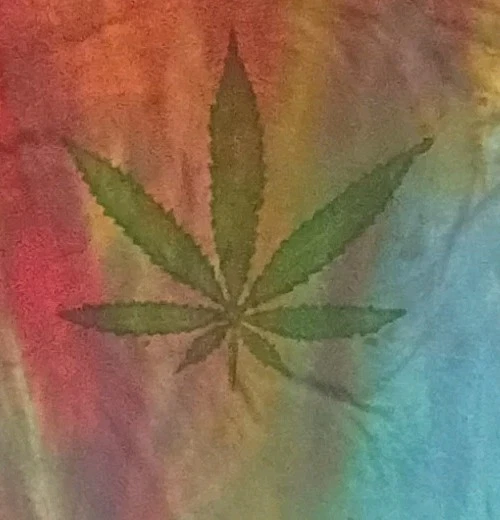 Camiseta Tie Dye Pot Leaf - XL Hanes - Algodón - Hecha a mano - Tinte por goteo y pintada a mano Foto 3 de 3