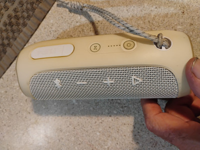 売れました　JBL FLIP4 WHITE JBL Flip 4 (White) Waterproof portable Bluetooth® speaker (White