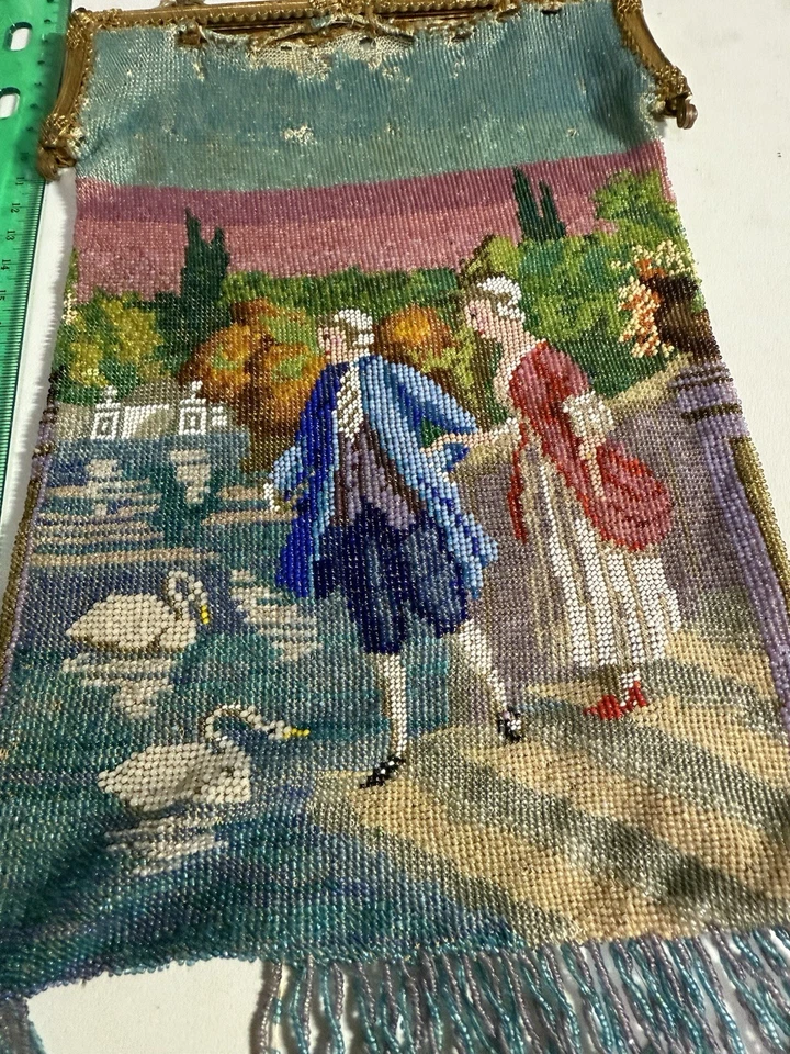 Monedero de cuentas de finales del siglo XIX con escena pastoral y flecos. Foto 2 de 4