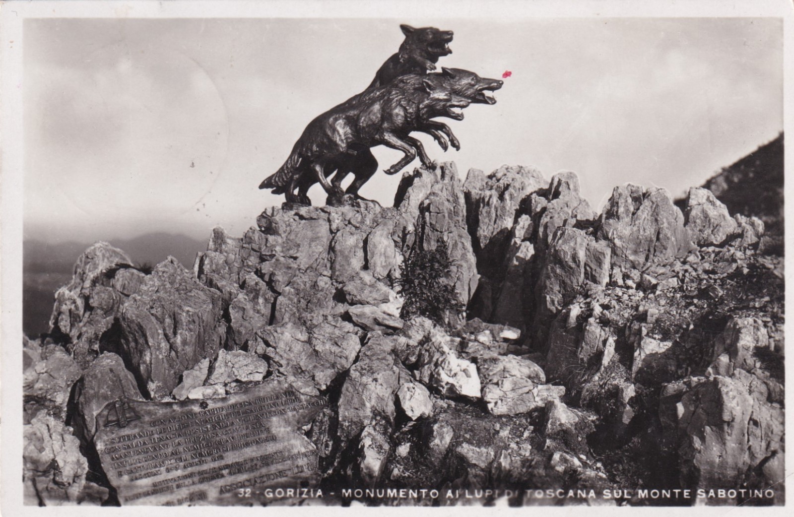 CARTOLINA DI GORIZIA ,MONUMENTO AI LUPI DI TOSCANA SUL MONTE SABOTINO - 1940 FP