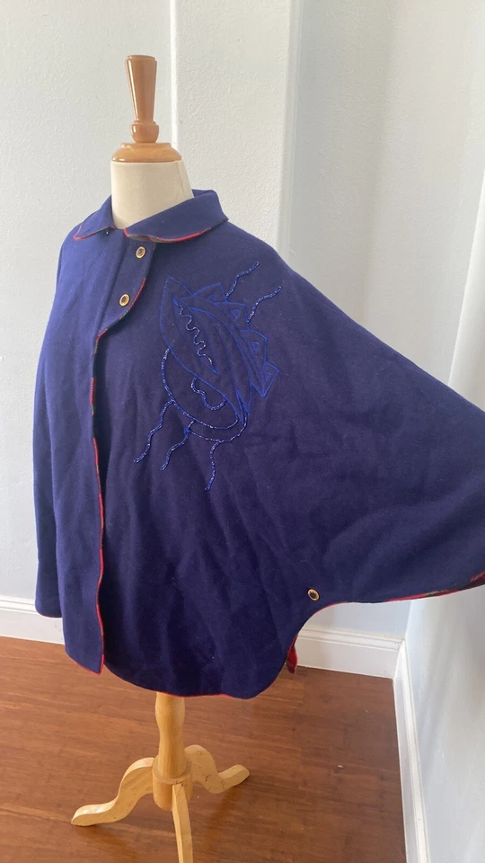 Poncho Capa Bordado 14 Azul Marino Forro a Cuadros Cuello Columpio Abrigo Envolvente Foto 3 de 4