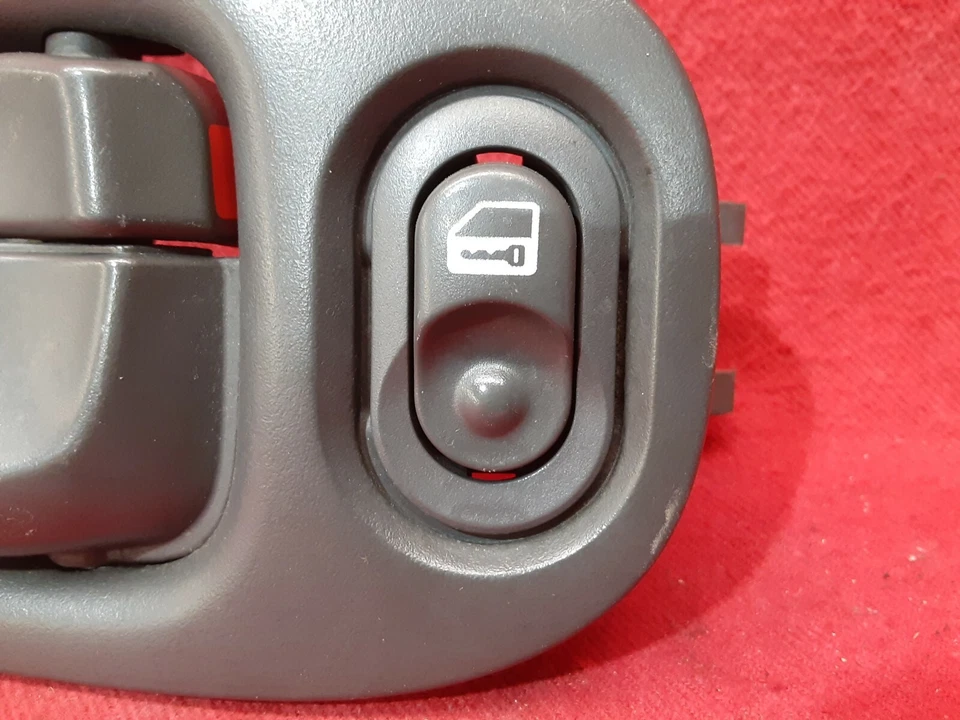 Manija de puerta interior Saturn Vue 2002 2003 gris oscuro delantera derecha Foto 3 de 4