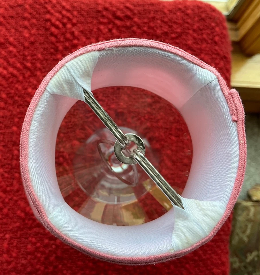 Pantalla de lámpara pequeña con clip rosa oscuro con borde de cuentas Foto 3 de 4