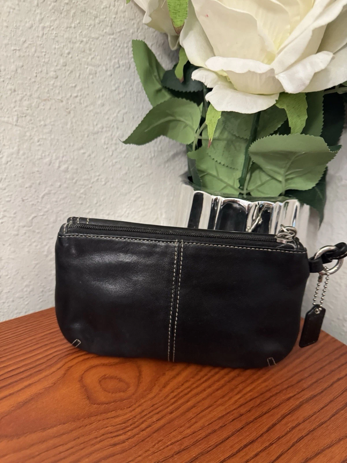 Autentico braccialetto COACH Legacy Capacity in pelle nera chiusura girevole tasca zip superiore