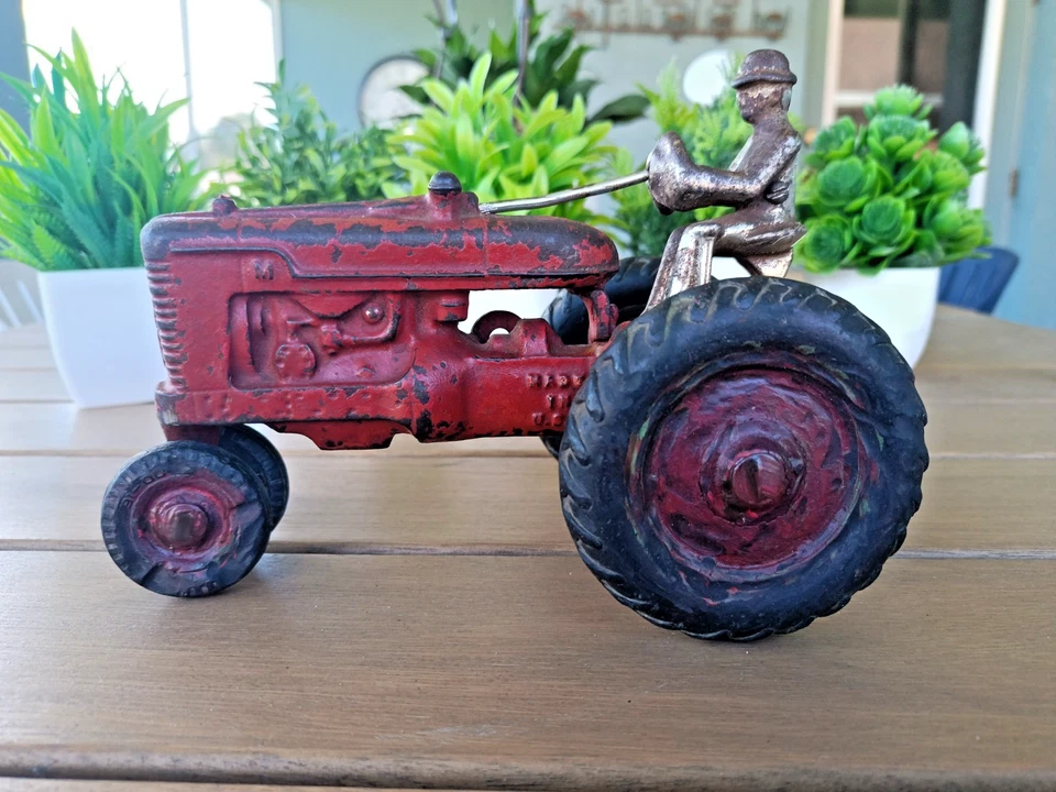 Arcade Farmall  Tractor Model "M" 1940s Made in USA Unrestored - Image 4 of 4