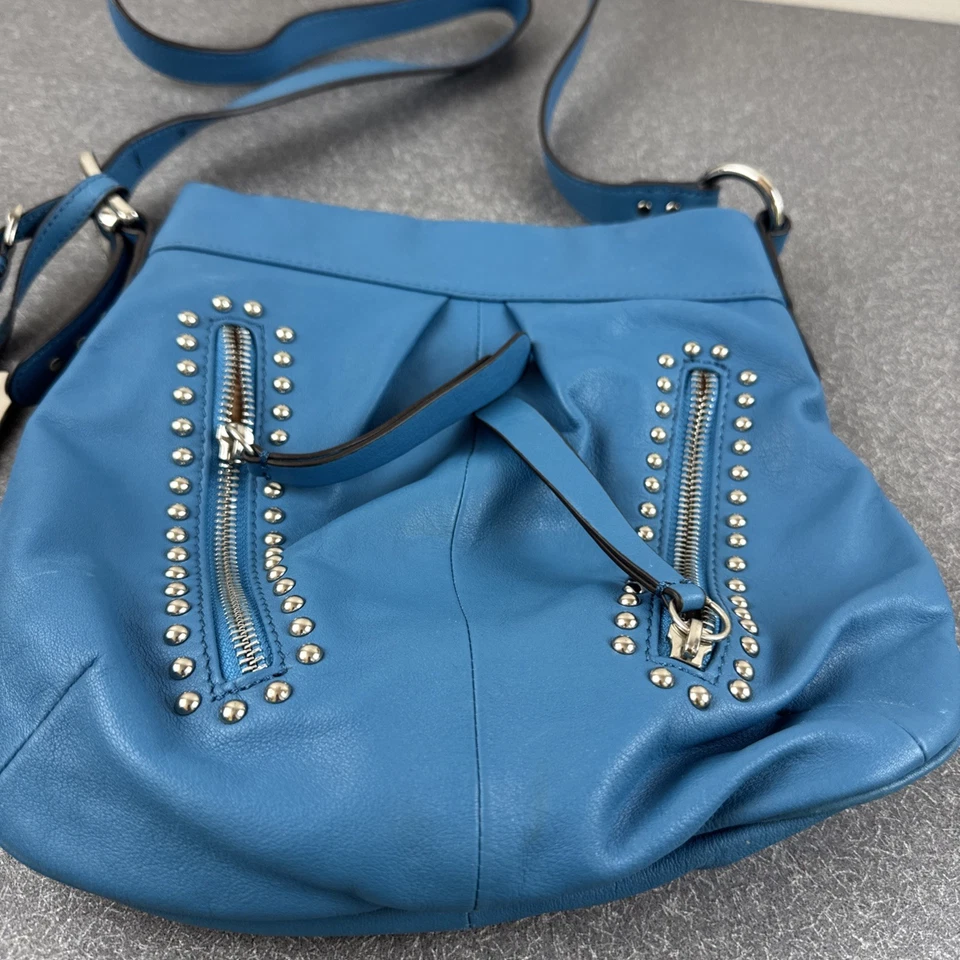 Bandolera B. Makowsky Tachonada Doble Cremallera Cuero Azul Cerúleo Foto 2 de 4