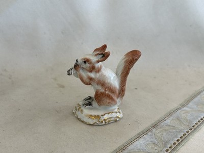 Wunderschöne Meissen Figur als Essendes Eichhörnchen