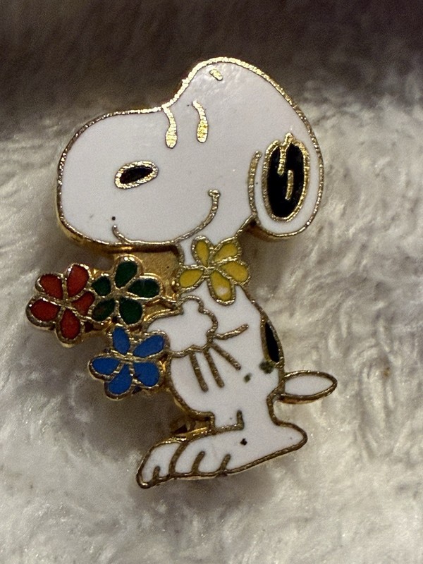 Vintage Aviva Snoopy Holding Flowers Enamel Lapel Pin Peanuts United Feature
