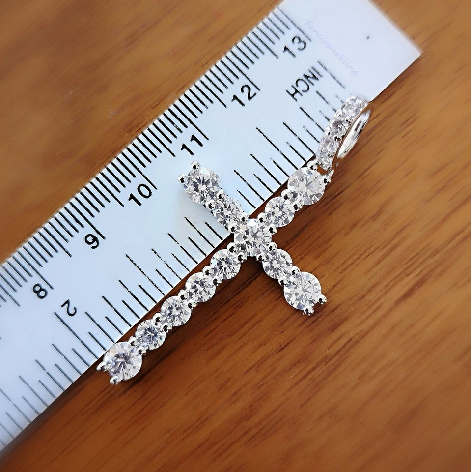 Collar colgante de cruz de 5 quilates para mujer y hombre diamante simulado enchapado en oro de 14 quilates plateado Foto 4 de 4