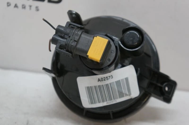 Chevrolet Trax 2015 pasajero delantero derecho luz antiniebla 94551773 OEM Foto 4 de 4