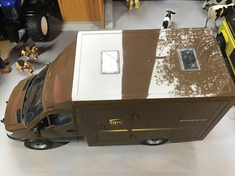 Bruder 1:16 Mercedes Sprinter U.P.S. Delivery Van, Linde Forklift, Hand forklift - Image 3 of 4