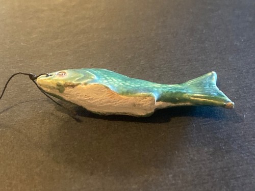 ¿Adorno de pez pintado vintage de cerámica color verde? - Imagen 3 de 5