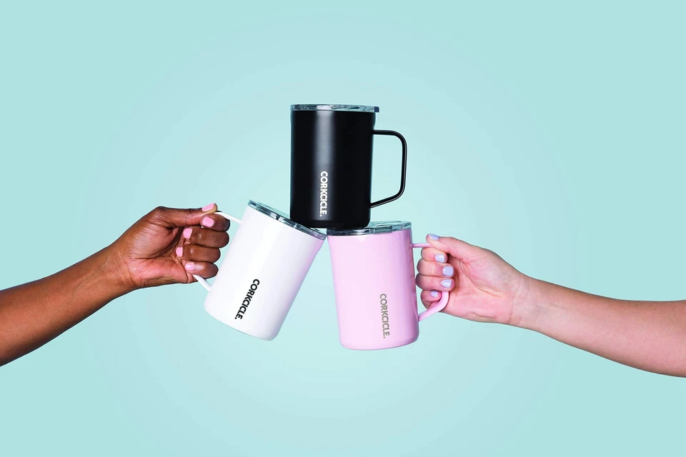 Taza de café de viaje con aislamiento azul en polvo Corkcle 16 oz con mango Foto 2 de 4