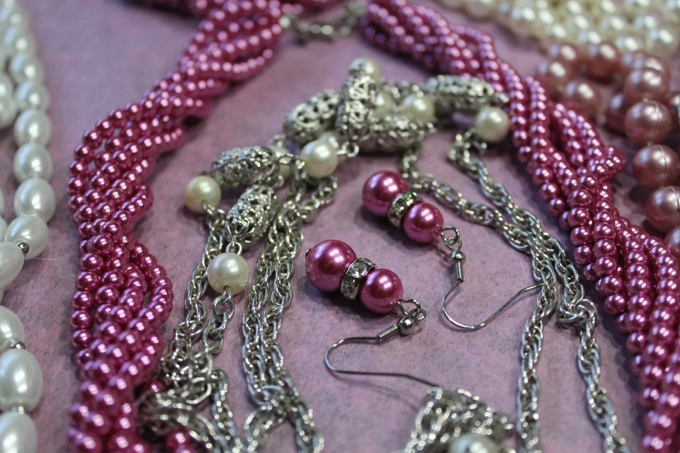 Faux pearls pink,cream silvertone set bracelet /necklace nwt - Image 3 of 4