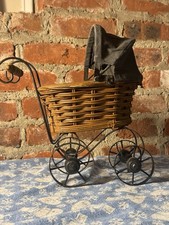 Seltener antiker Vintage Puppenwagen aus Korbgeflecht mit schwarzem Baldachin.
