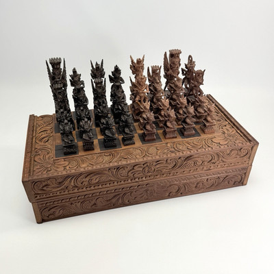 Holz SCHACHSPIEL Schachbrett handgeschnitzte Figuren Bali Indonesien 52 x 52 cm