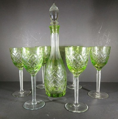 Böhmische Kristall geschliffen auf klare limettengrüne Weingläser x 6 und Karaffe Set.