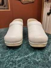 Dansko Womens sz 39  Professional White Leather Stapled Clogs Nursing