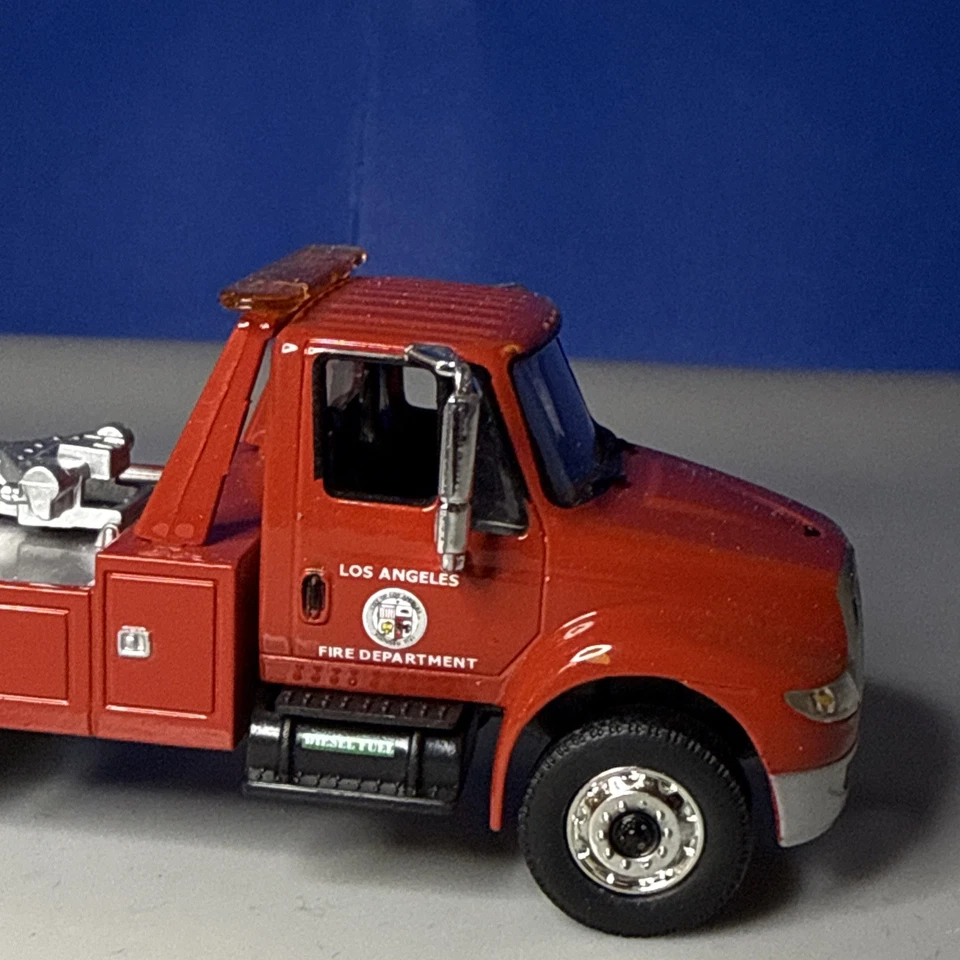 Greenlight 1:64 International Durastar Custom Los Angeles Fire Tow Truck - Image 4 of 4