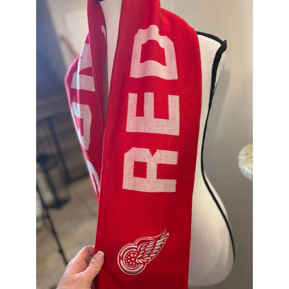 Bufanda de felpa de la NHL con logotipo de equipo a rayas Detroit Red Wings Foto 3 de 4