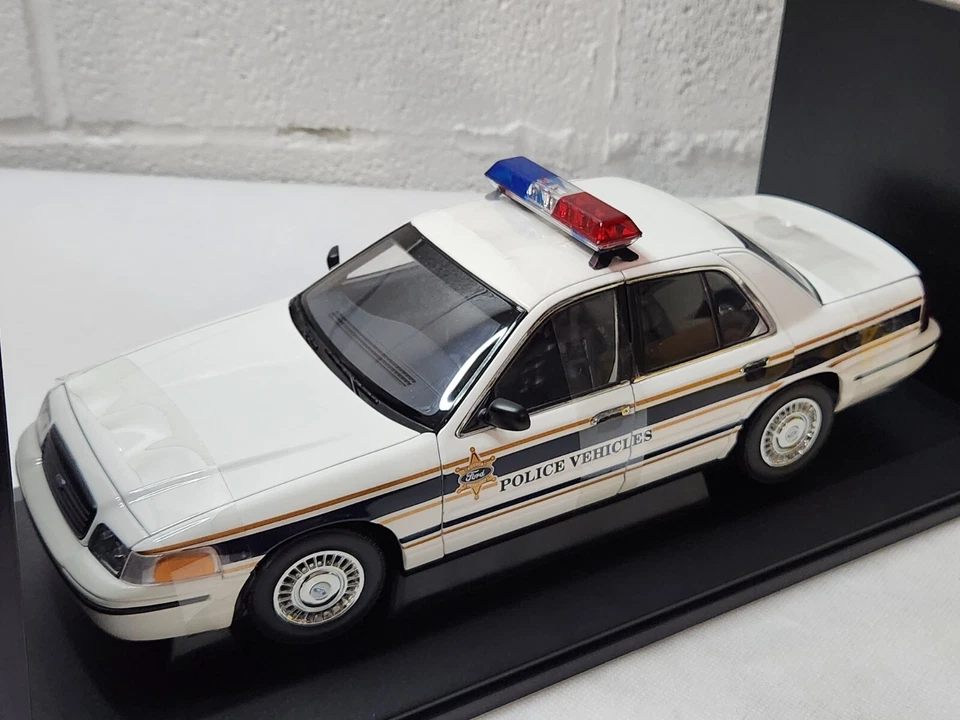 1/18 Autoart, Ford Crown Victoria 72701 (FORD POLICE VEHICLES VERSION) - Image 3 of 4