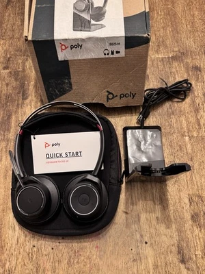 Auriculares Bluetooth Poly Plantronics Voyager Focus B825 con soporte de carga sin dongle - Imagen 1 de 4
