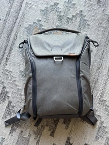 (Pre-Owned) Peak Design 20L Everyday Backpack Zip (READ Description)