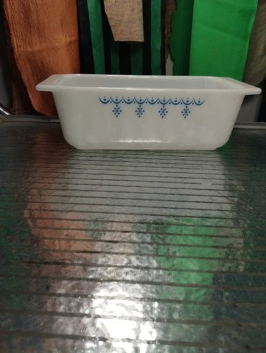 Vintage Pyrex 913 Ovenware Baking Loaf Pan White Blue Snowflake Garland Design