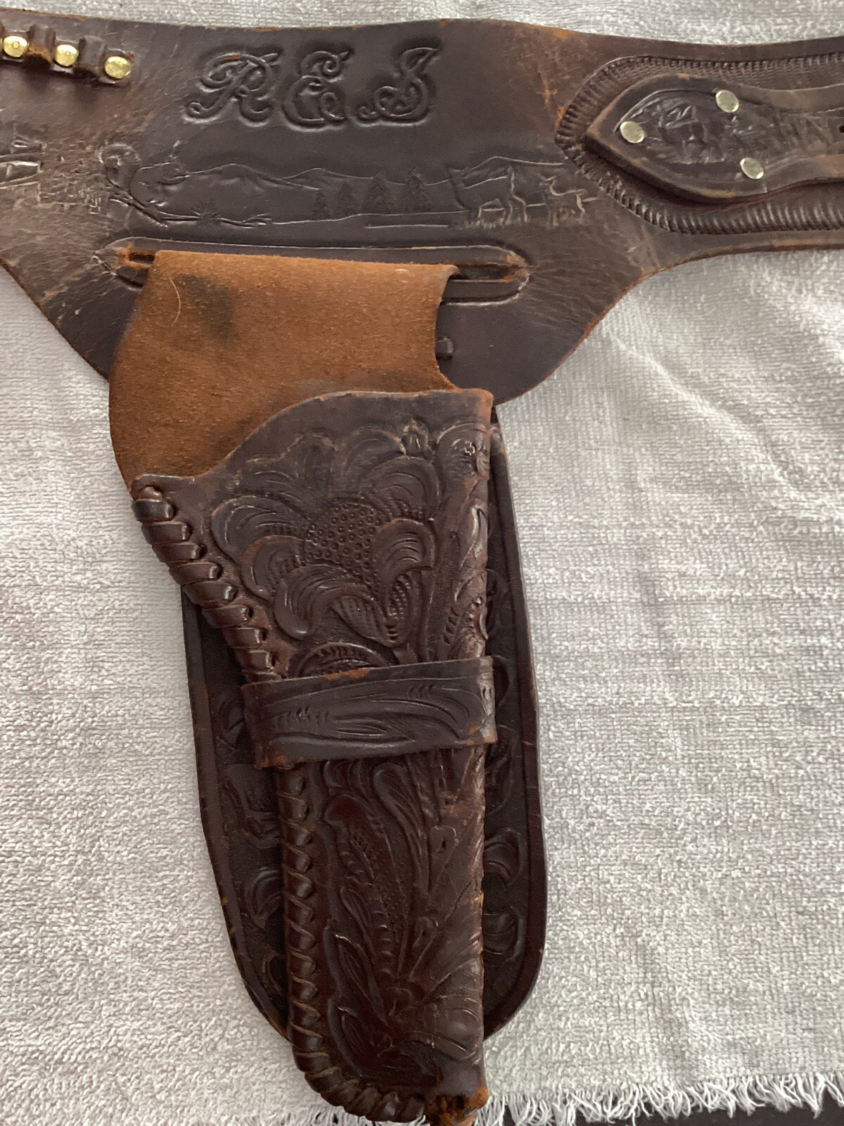Western Gun Belt and Holster Tooled Leather 22 Caliper 3136 Waist RH