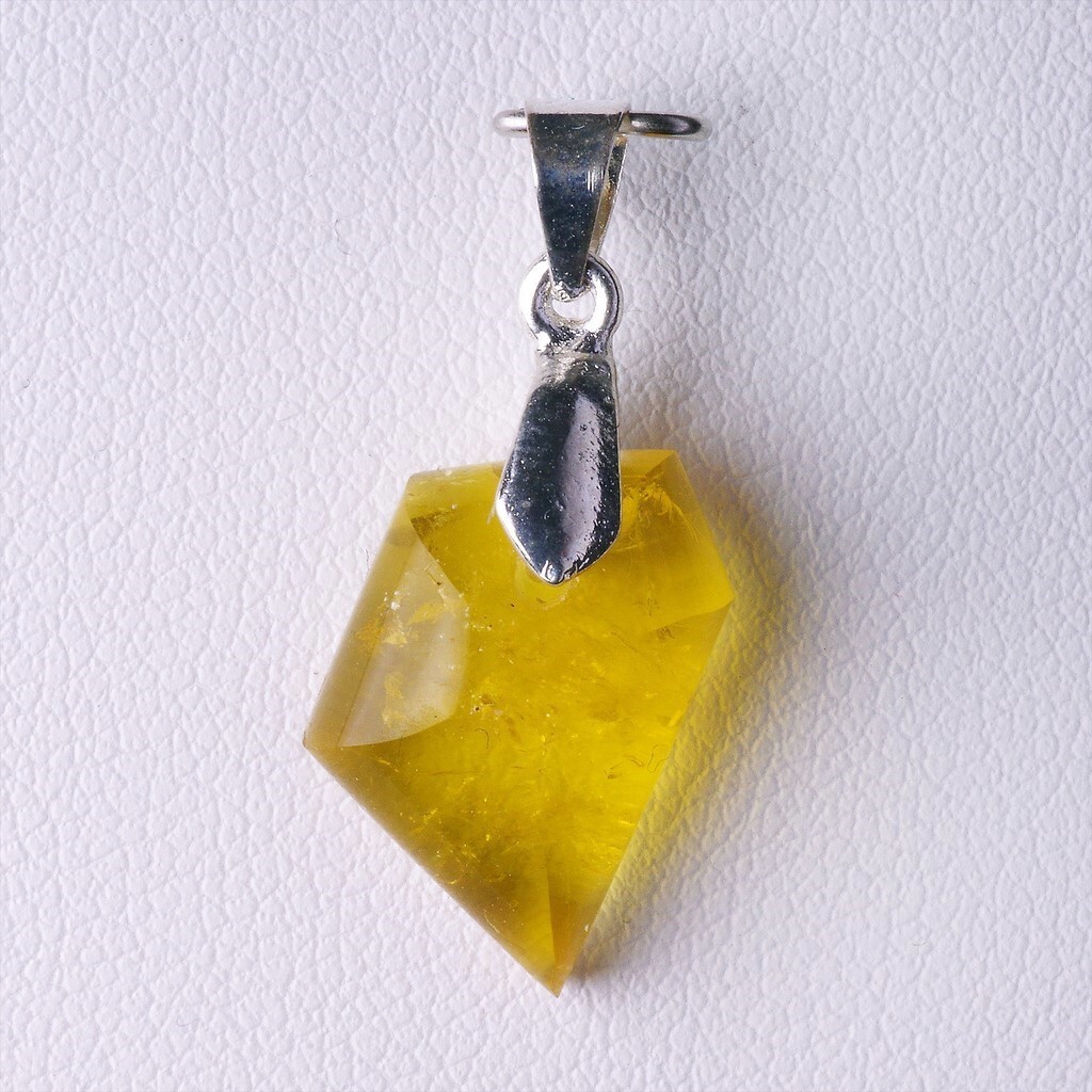 Pendentif fluorine Vensat 11 CT en argent contre les bijoux ternes qui s'abîment