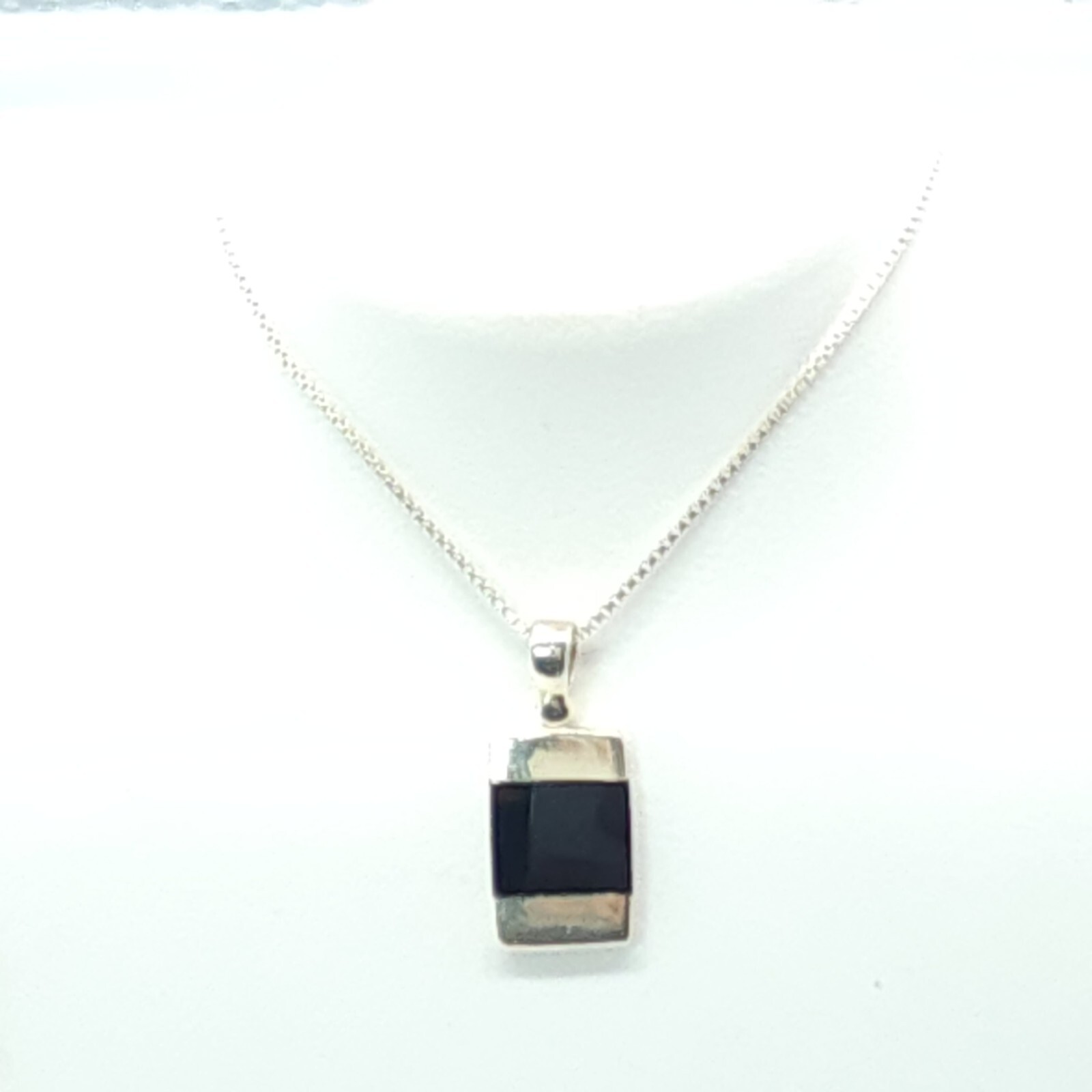 Sterling Silver Box Chain w/ Black Onyx Pendant Size: 18