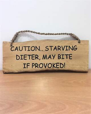 Lustiges Diät Holzschild - Achtung.. Hungernder Dieter kann beißen, wenn provoziert