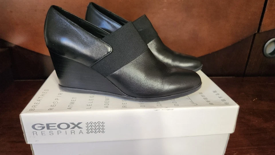 Zapatos de salón de vestir Geox para mujer D Inspiration con cuña A, negro napa con caja talla 10 Foto 2 de 4