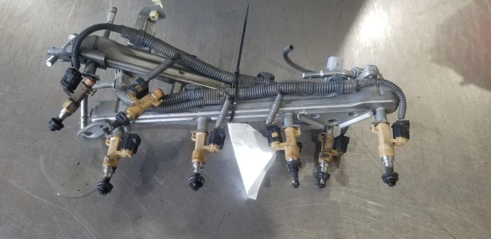 17 TOYOTA SEQUOIA 5.7L FUEL INJECTOR SET WITH RAILS - Image 2 of 4