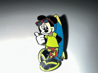DISNEY PIN 2005 MICKEY MOUSE STANDING BY BLUE SURFBOARD THUMBS UP