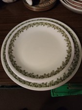 corelle crazy daisy 1 x 10inch Dinner plate  & 3 x 8.5inch Plates.  4 Piece Set 