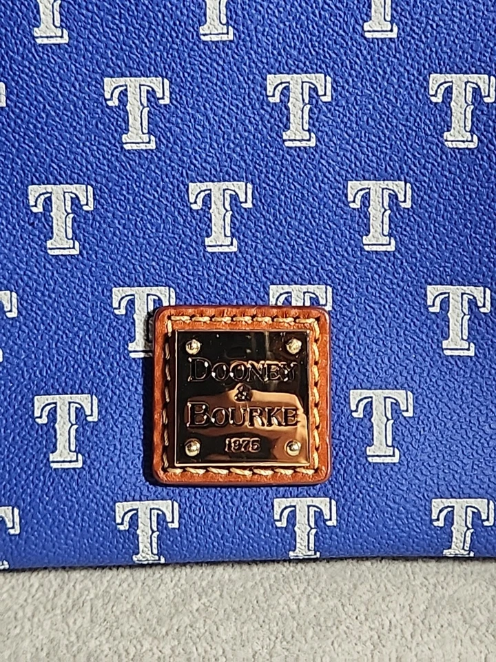 Cartera Bandolera Dooney & Bourke Texas Rangers MLB DOBLE Cremallera Limpia Difícil de Encontrar Foto 2 de 4