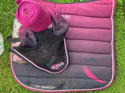 Eskadron Dressur Matchy Set - komplette Schabracke, Ohrenschleier und passende Bandagen